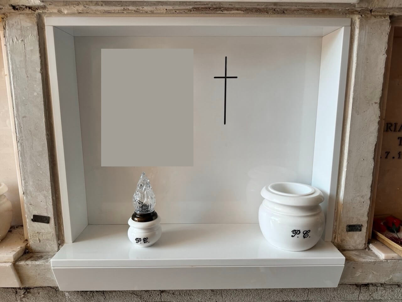 Lapide in marmo bianco